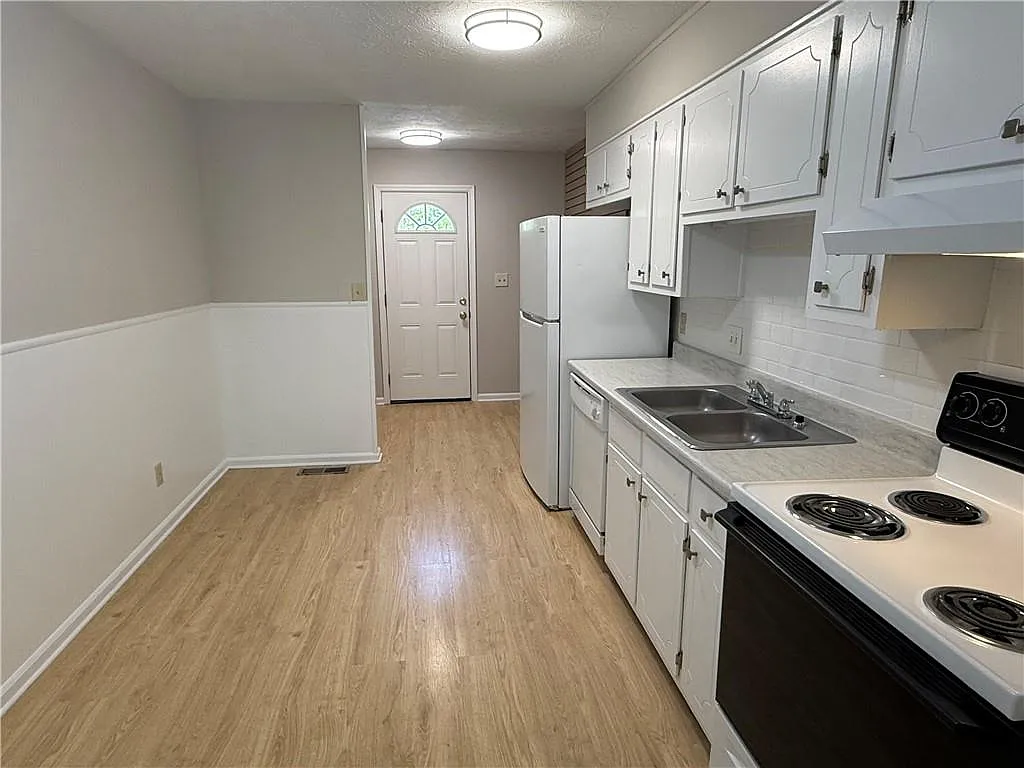 2 bed, 1.5 bath, 1063 sqft, $1,595 — Photo 3