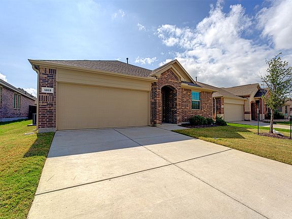 2nd image of 1203 Mahogany Ln