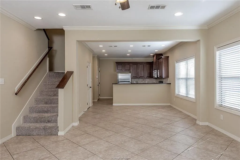 5 bed, 4.5 bath, 2275 sqft, $3,795 — Photo 2