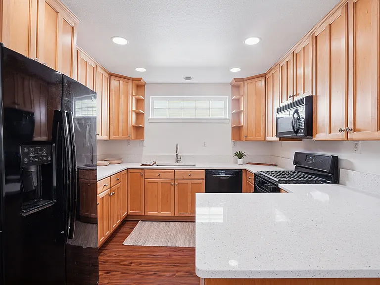 9926 NW Durrett St — Photo 7
