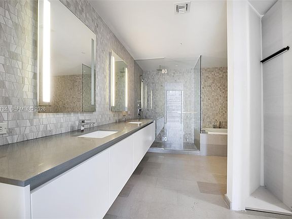 5th image of 88 SW 7th St APT 1009