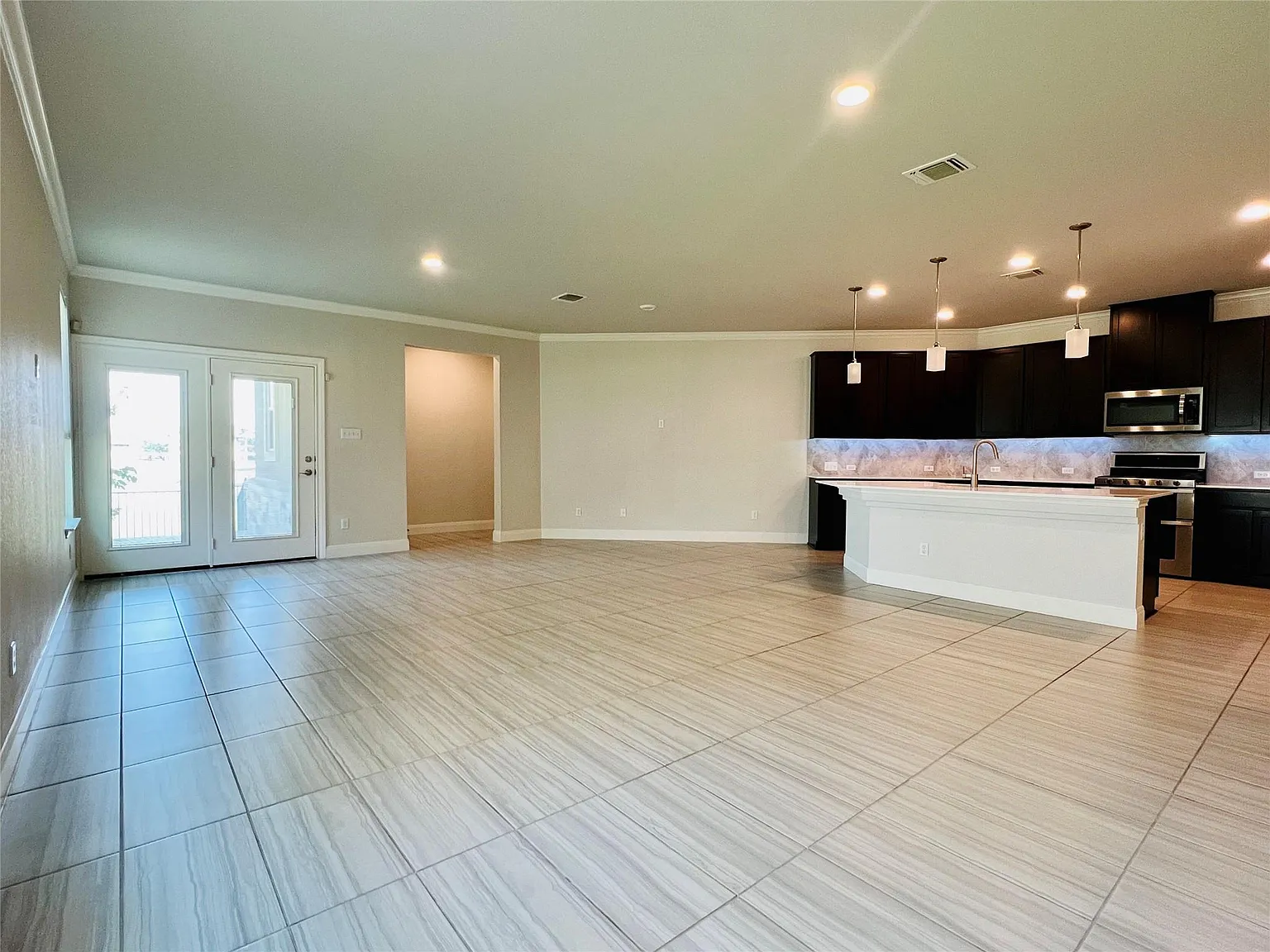 3 bed, 2.0 bath, 1665 sqft, $2,000 — Photo 3
