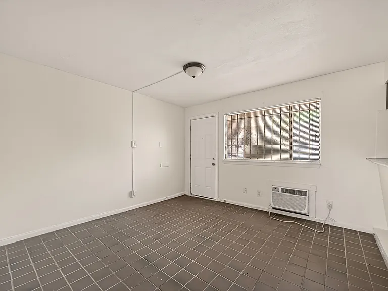 2708 Oakcliff St #5 — Photo 6