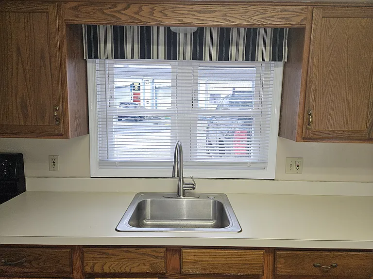 208 E Main St — Photo 7
