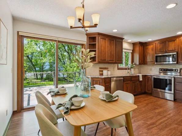 8280 Pleasant View Dr, Mounds View, MN 55112