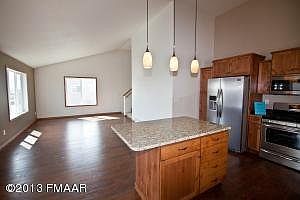 5th image of 910 42nd Ave W