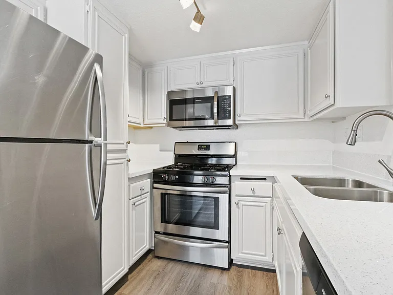 11325 Morrison St — Photo 51