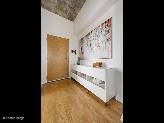 2nd image of 1122 W Catalpa Ave APT 501