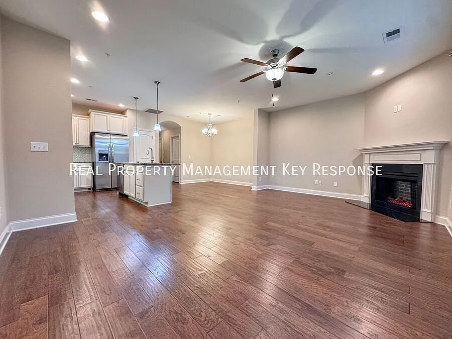 The Perfect Blend of Style & Location Gorgeous 3BR Near Indian Lake & Parks! — Photo 3