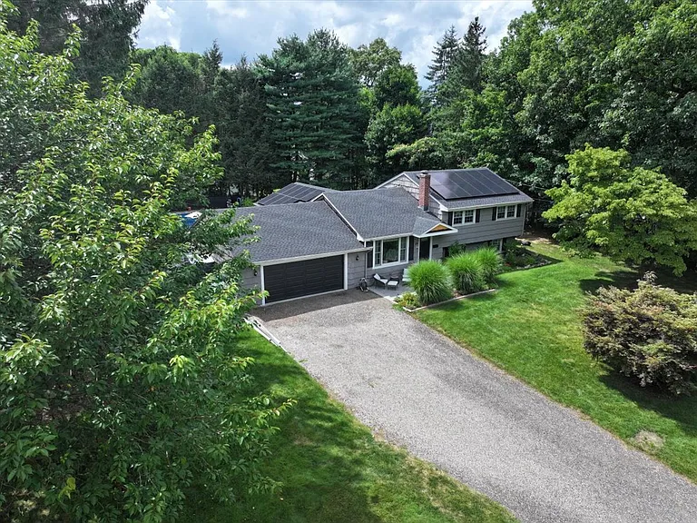 24 Sharon Rd — Photo 1