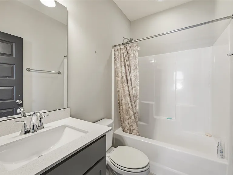 201 Bluffwood Ave — Photo 4