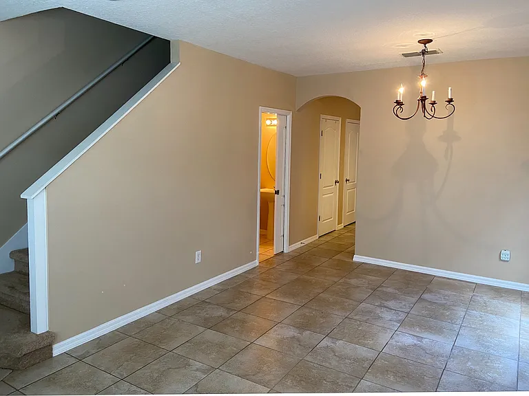 102 Wilton Cir — Photo 2