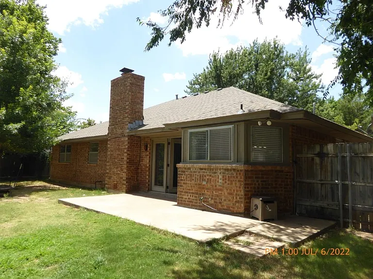 2315 NE Village Dr — Photo 15