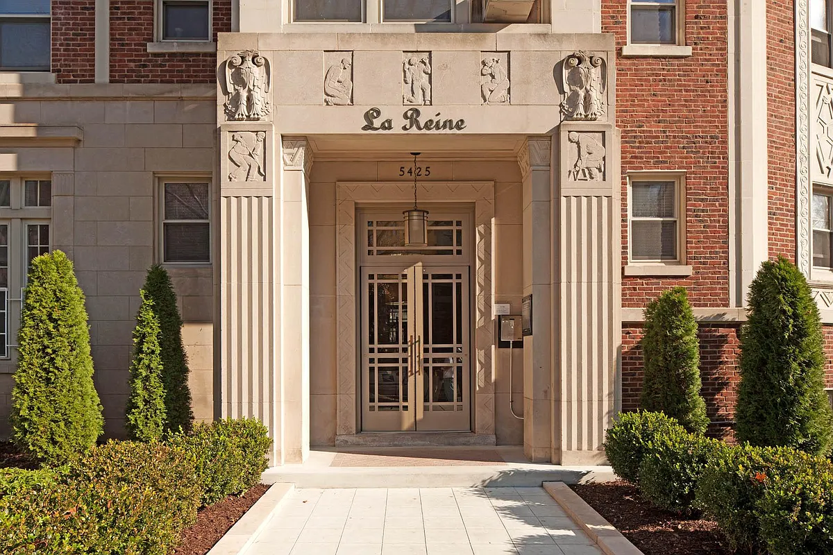 Building Photo - La Reine