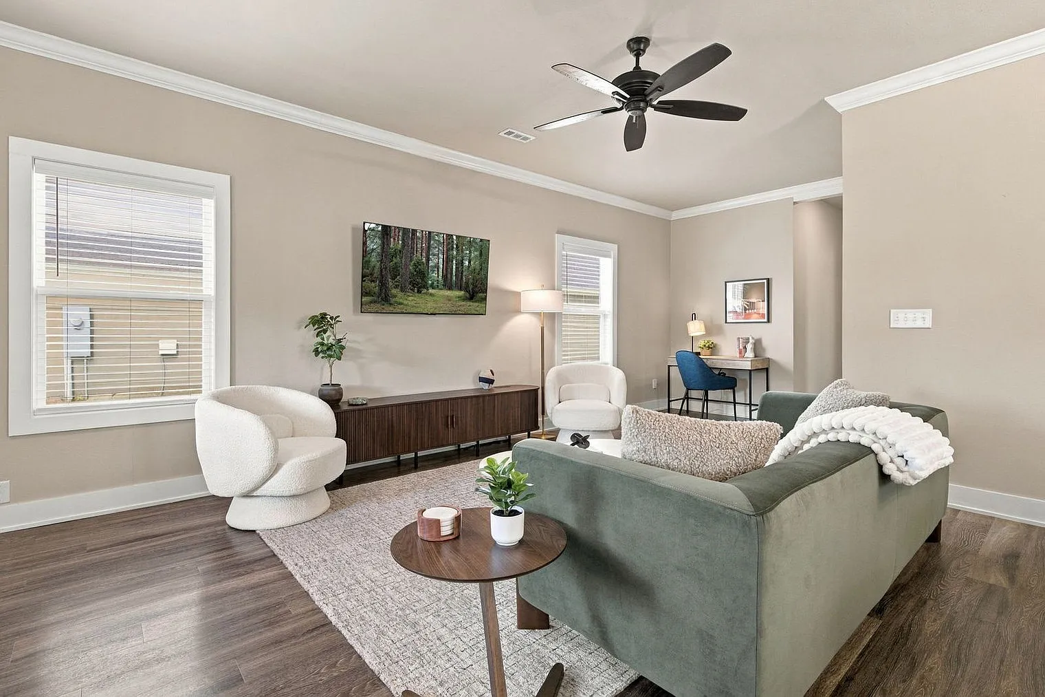 3 bed, 2.0 bath, 1722 sqft, $4,052 — Photo 2