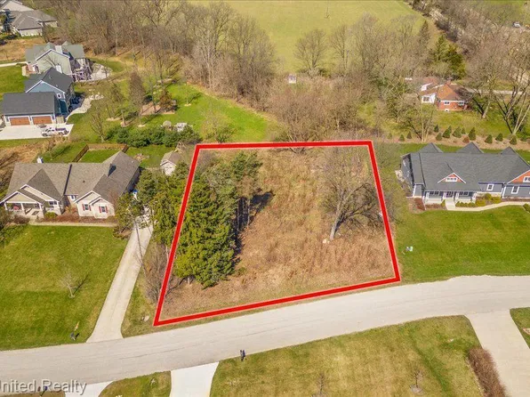 10512 Oak Forest Dr, South Lyon, MI 48178