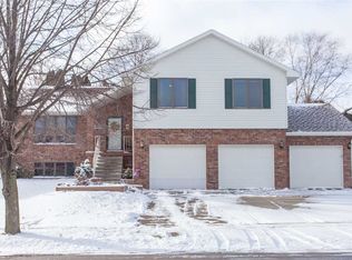 4697 Camelot Dr, Dubuque, IA 52002