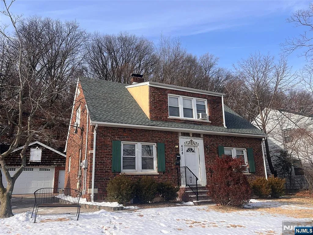 628 Valley Rd photo 1