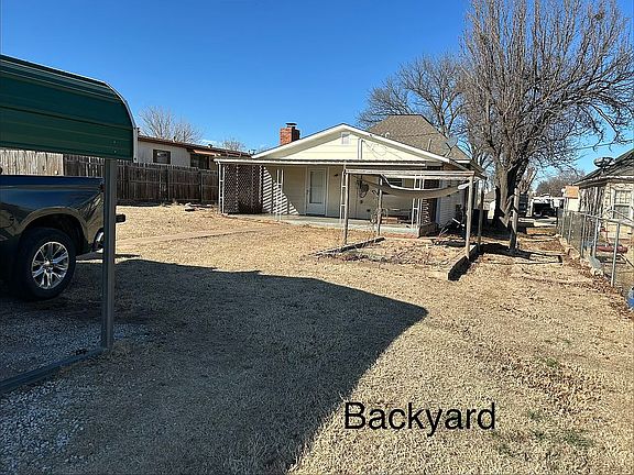 3rd image of 927 Maple St