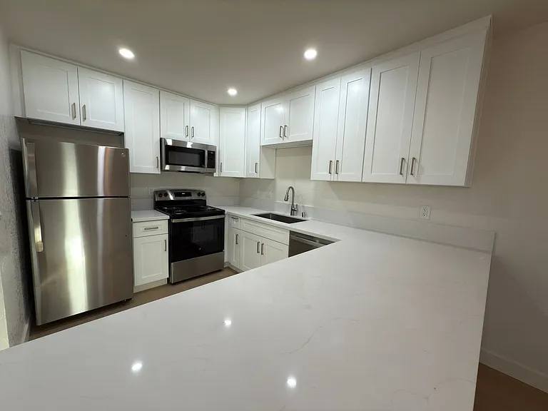 939 E Washington Ave — Photo 5