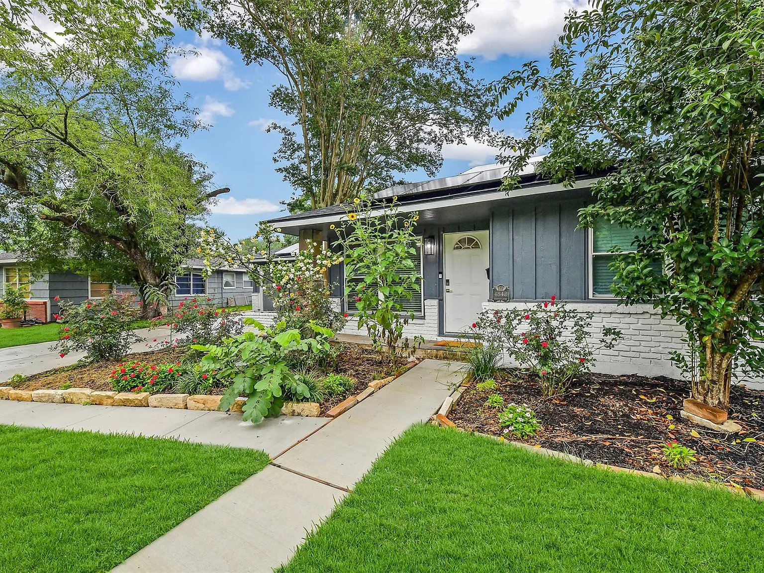 3 bed, 2.0 bath, 1318 sqft, $2,300 — Photo 4
