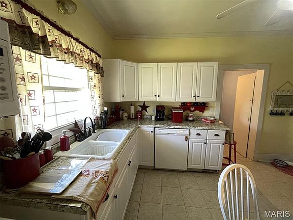 2nd image of 918 Main St