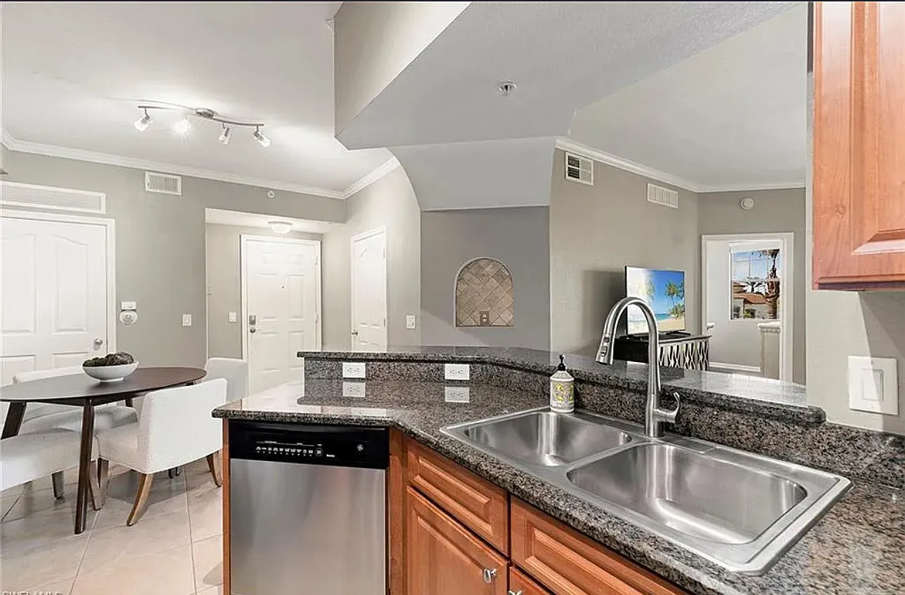 2 bed, 1067 sqft, $3,900 — Photo 4