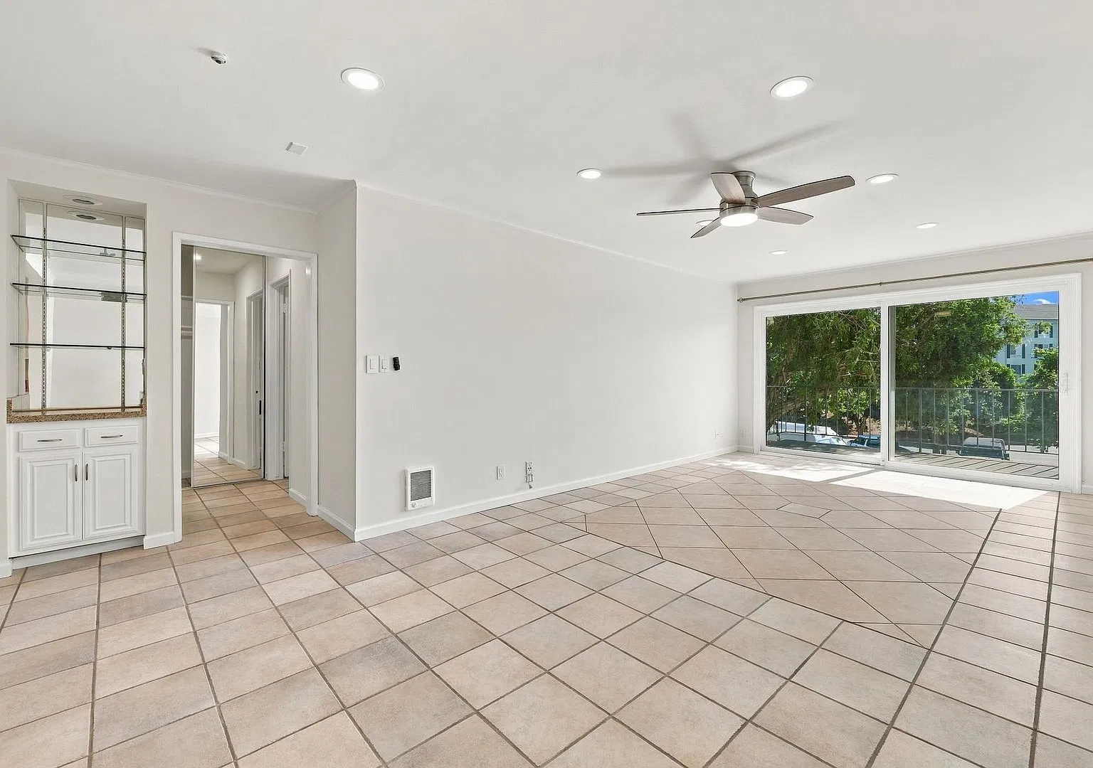 Spacious 1-Bedroom Condo in Versailles — Photo 2