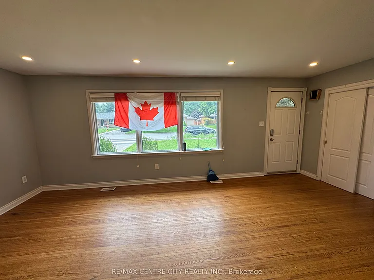 10 Tewksbury Cres — Photo 9