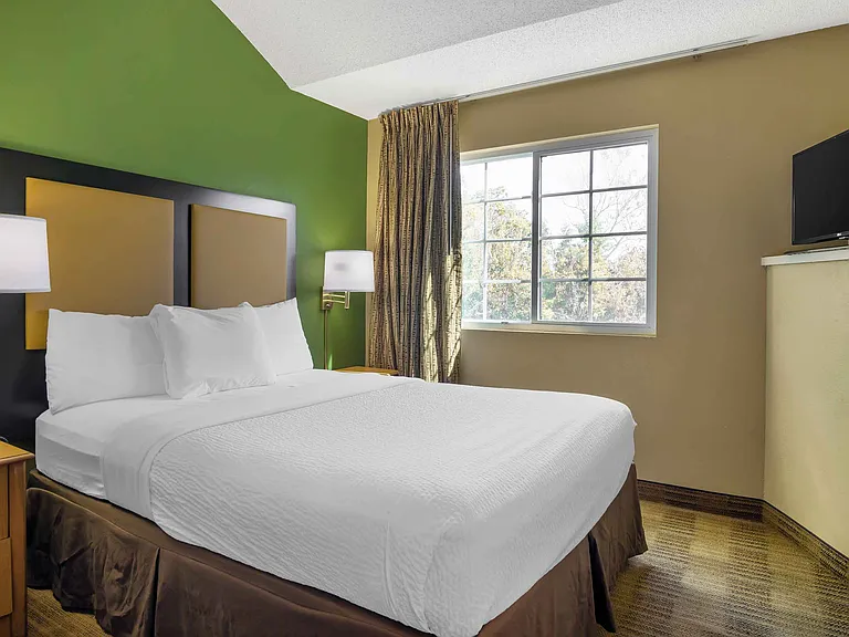 1 Bedroom Suite - 1 Queen Bed
