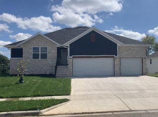 646 W Brook Hollow Rd, Nixa, MO 65714
