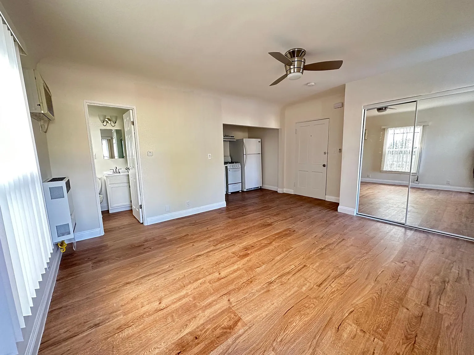 265 S Manhattan Pl — Photo 1
