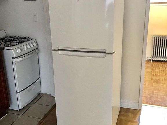 3rd image of 1050 Sheridan Ave APT C