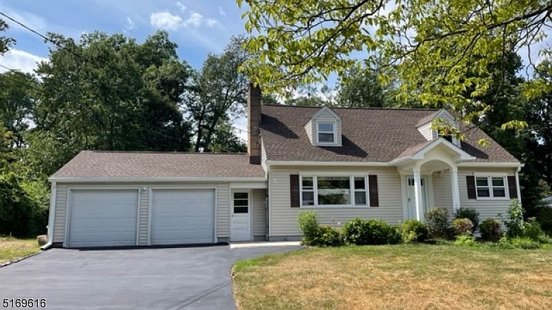 1st image of 14 White Birch Dr