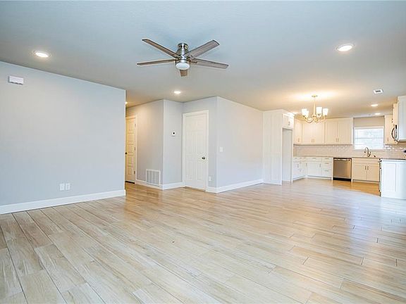 3rd image of 301 Parkcrest Dr