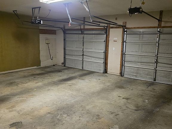 3rd image of 872 Springville Dr