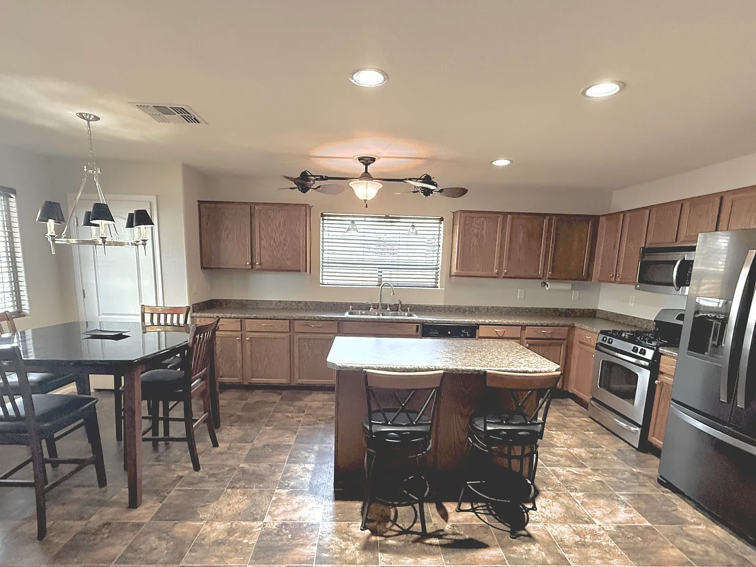 1504 E Leslie Ave — Photo 2