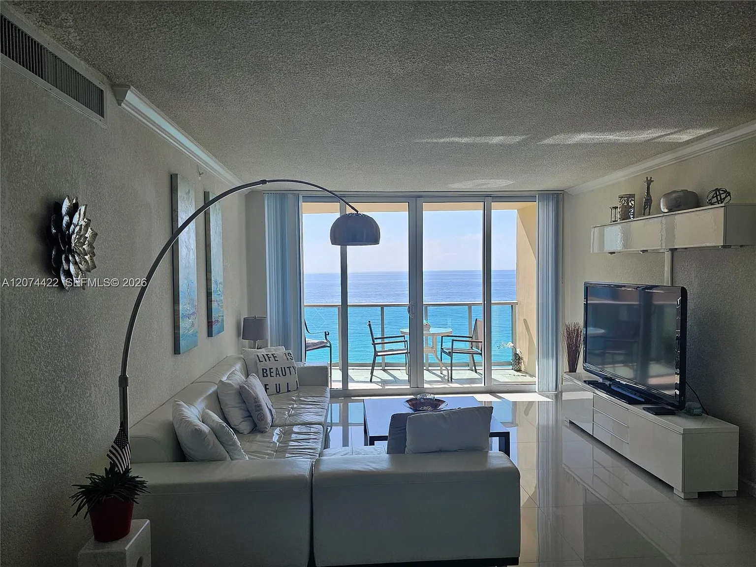 Wave Condo — Photo 2