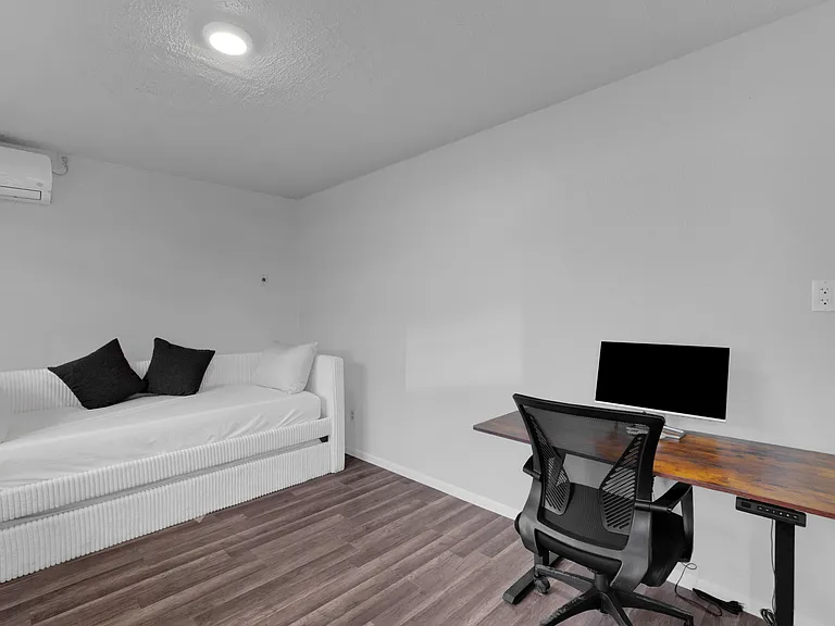 1527 W Niagara St — Photo 16