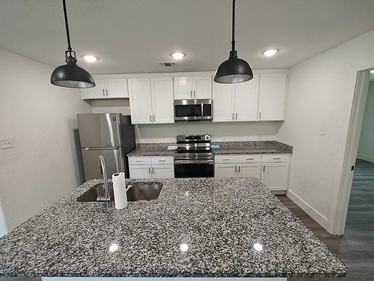1321 Franklin Ave — Photo 8
