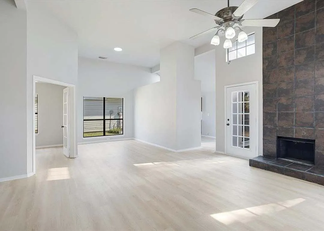3 bed, 1321 sqft, $2,195 — Photo 4