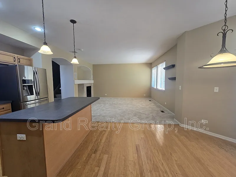 2 bed, 2.5 bath, 1570 sqft, $2,400 — Photo 3