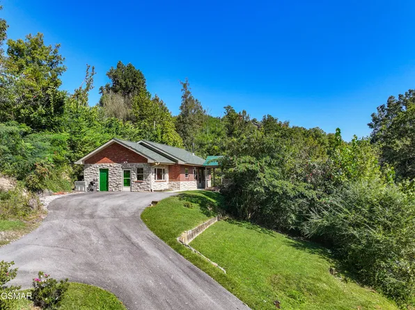 828 Crest View Dr, Gatlinburg, TN 37738