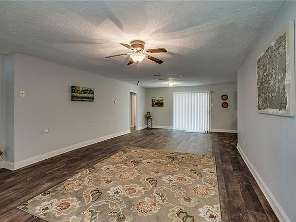 4th image of 3926 Savannah Dr