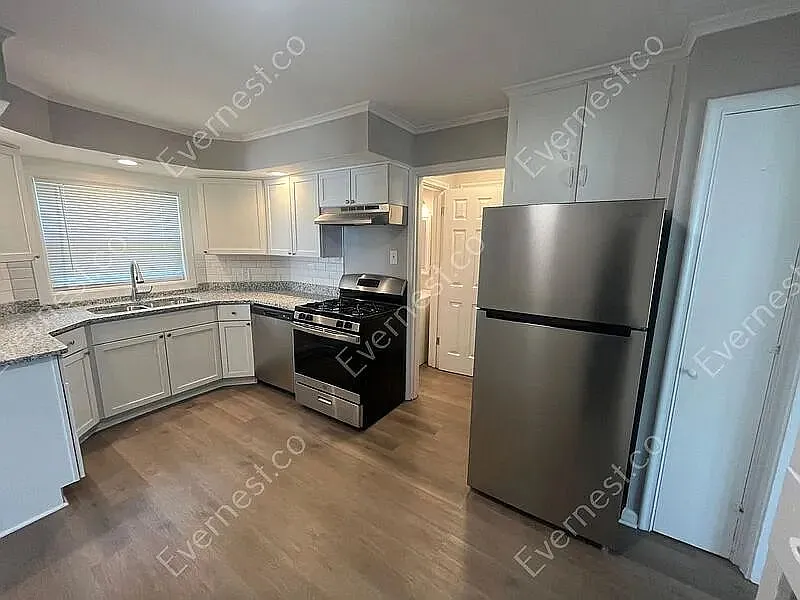 3 bed, 1.5 bath, 1325 sqft, $1,472 — Photo 2