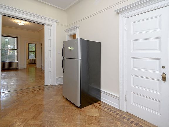 5th image of 692 Park Pl #2