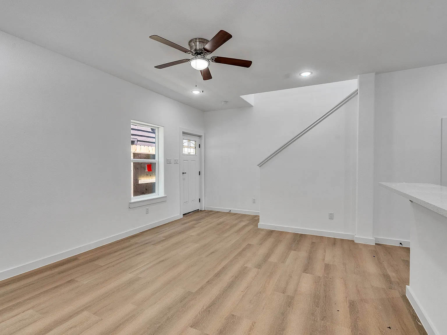 3 bed, 2.5 bath, 11500 sqft, $1,699 — Photo 3