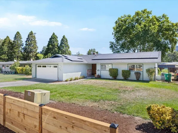 1735 Parkdale Dr, Grants Pass, OR 97527