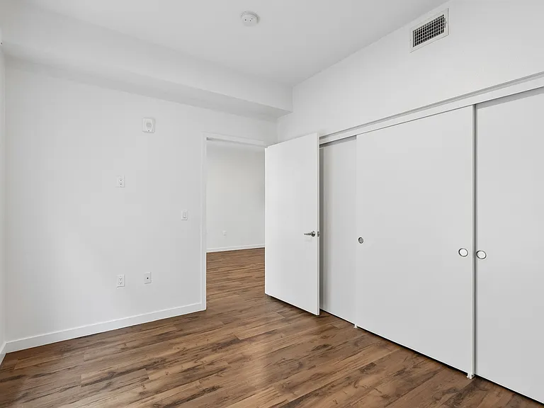 Maxwell Apartments — Photo 14