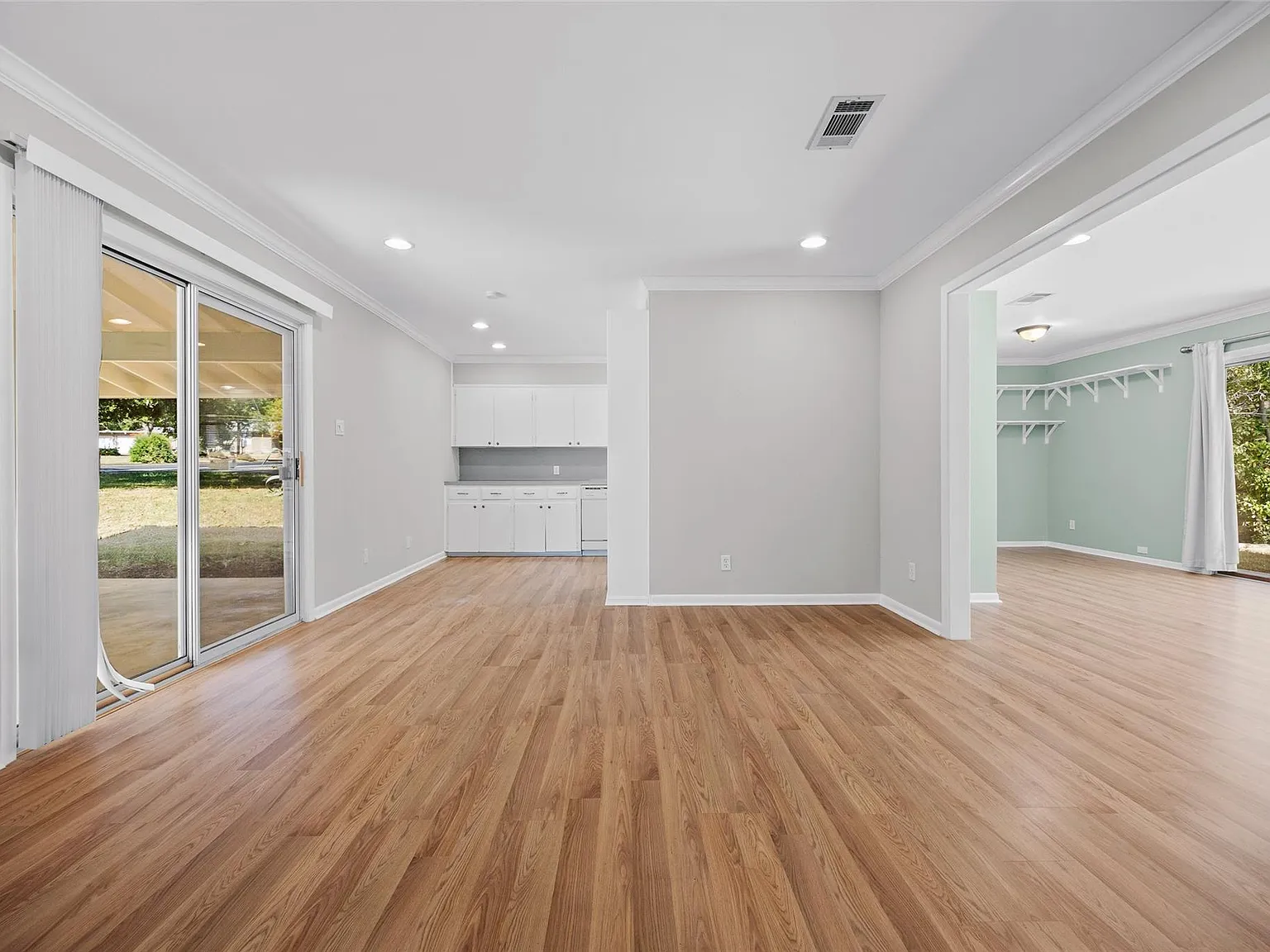 3 bed, 2.0 bath, 1396 sqft, $2,495 — Photo 4